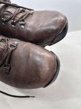 Lade das Bild in den Galerie-Viewer, British Army Surplus Brown Leather Combat Boots - ITURRI - Size UK 7 M - The Militaria Shop