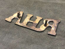 Lade das Bild in den Galerie-Viewer, Genuine British Army Brass Shoulder Title - Royal Horse Artillery RHA - The Militaria Shop
