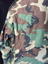 Lade das Bild in den Galerie-Viewer, Genuine US M65 Woodland Camouflage Field Jacket - Medium Long - The Militaria Shop