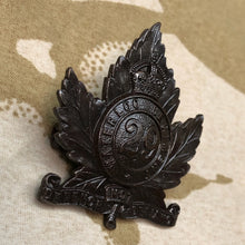 Load image into Gallery viewer, Original Canadian Army WW1 29th Waterloo Regiment Bronze Cap Badge - The Militaria Shop