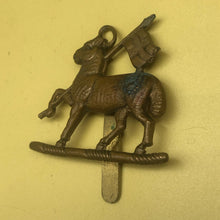 Charger l'image dans la galerie, Original WW1/WW2 British Army Queen's Royal Regiment (West Surrey) Cap Badge - The Militaria Shop