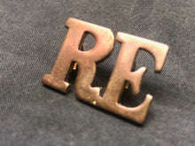 Load image into Gallery viewer, Original WW1/WW2 British Army Royal Engineers Brass Shoulder Title - The Militaria Shop