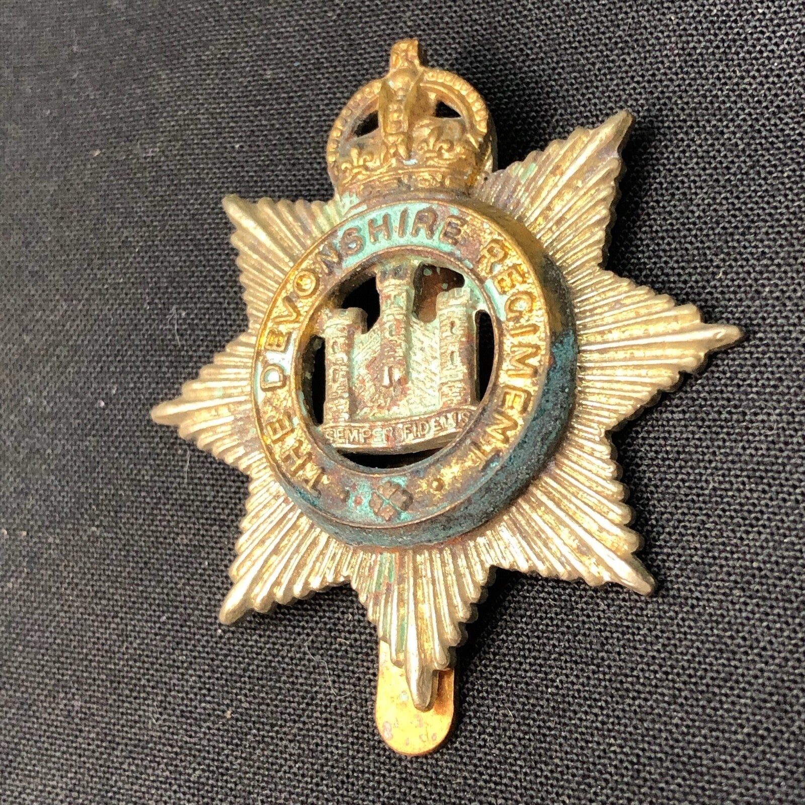 Original British Army WW1 / WW2 The Devonshire Regiment Cap Badge - The Militaria Shop
