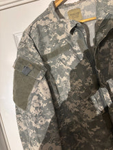 Lade das Bild in den Galerie-Viewer, Surplus US Army ACU Combat Uniform Jacket -Size Medium-Short - The Militaria Shop