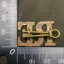 Lade das Bild in den Galerie-Viewer, Original WW1 British Army Royal Engineers RE Brass Shoulder Title - The Militaria Shop