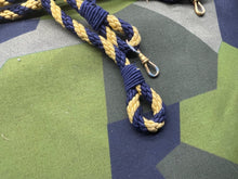 Lade das Bild in den Galerie-Viewer, Original British Army Whistle Lanyard with Clip - The Militaria Shop