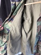 Lade das Bild in den Galerie-Viewer, Genuine US M65 Woodland Camouflage Field Jacket - Small Regular - The Militaria Shop