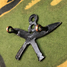 Lade das Bild in den Galerie-Viewer, Genuine British Army Cap Badge - 8th Gurkha Regiment - The Militaria Shop