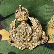 Charger l'image dans la galerie, Original WW1 British Cap Badge - Derbyshire Yeomanry - The Militaria Shop