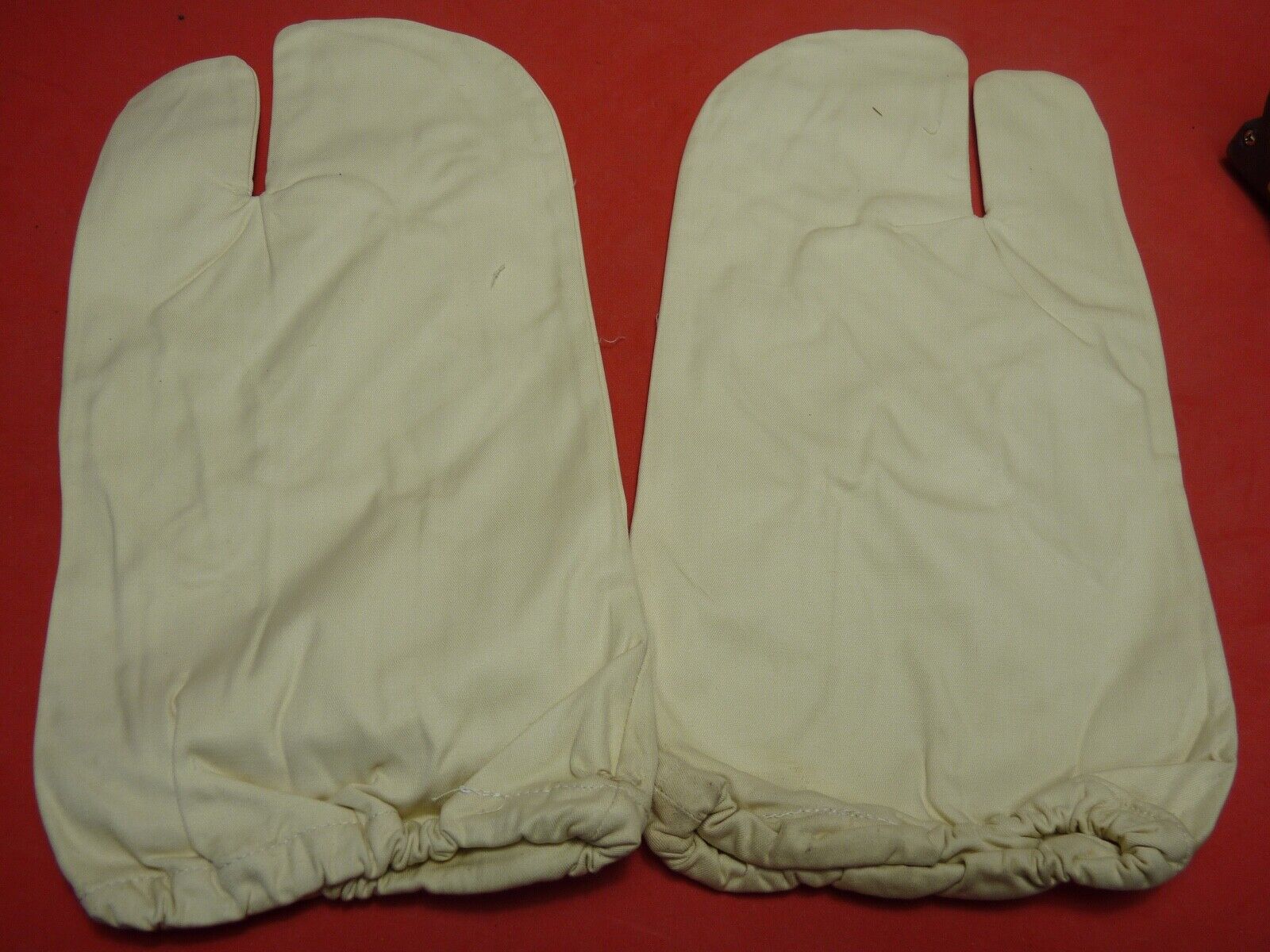 Original WW2 British Army Gunners Winter White Gloves - Dated 1941 - The Militaria Shop
