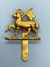Lade das Bild in den Galerie-Viewer, Genuine British Army Queen's Royal Regiment (West Surrey) Cap Badge - The Militaria Shop