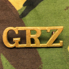 Load image into Gallery viewer, Genuine British Army WW1 Brass Shoulder Title - Unknown G.R.Z - The Militaria Shop
