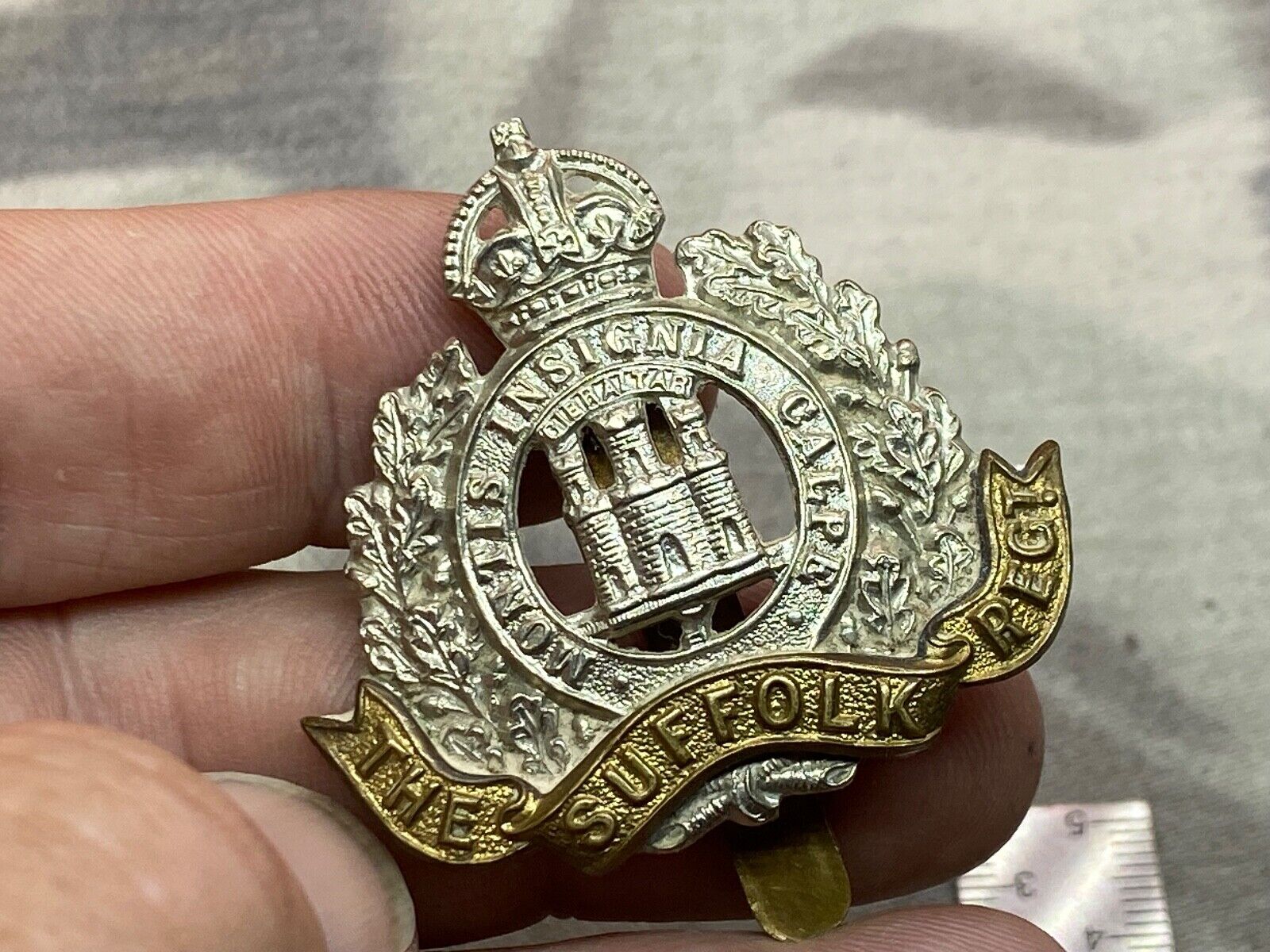 Original Ww1   Ww2 British Army - The Suffolk Regiment Cap Badge 