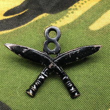 Lade das Bild in den Galerie-Viewer, Genuine British Army Cap Badge - 8th Gurkha Regiment - The Militaria Shop