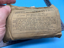 Lade das Bild in den Galerie-Viewer, Original WW2 British Royal Navy Admiralty Issue 1944 Shell / Wound Dressing - The Militaria Shop