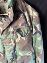 Lade das Bild in den Galerie-Viewer, Genuine US M65 Woodland Camouflage Field Jacket - Small Regular - The Militaria Shop