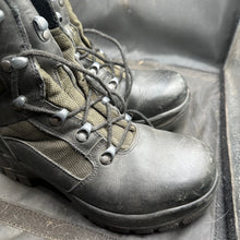 Lade das Bild in den Galerie-Viewer, Army Black Leather High Top Magnum Combat Boots - Size EU 40 - UK 6.5 - 250 - The Militaria Shop