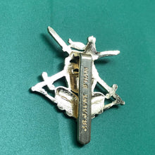 Load image into Gallery viewer, Original British Army Cap Badge - Junior Leaders - The Militaria Shop