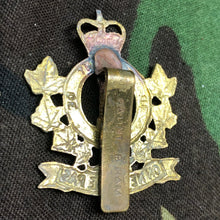 Load image into Gallery viewer, Original Canadian Army Le Régiment de Hull Beret / Cap Badge - The Militaria Shop