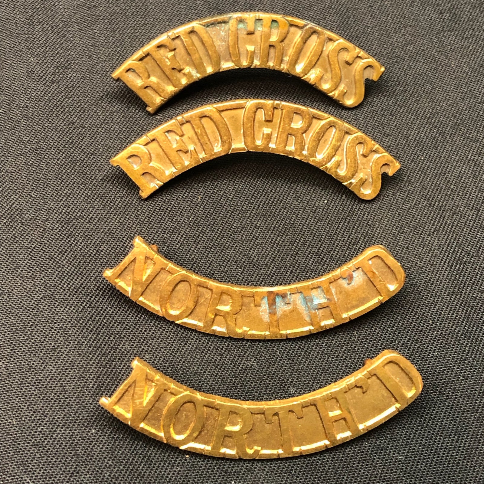 Original WW1/WW2 British Army Red Cross Northumberland Brass Shoulder Title Set - The Militaria Shop