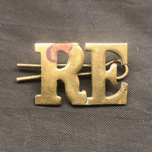 Load image into Gallery viewer, Original WW1 British Army Royal Engineers RE Brass Shoulder Title - The Militaria Shop