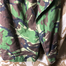 Charger l'image dans la galerie, Genuine British Army Lightweight Camouflaged Combat Jacket Woodland DPM 170/96 - The Militaria Shop