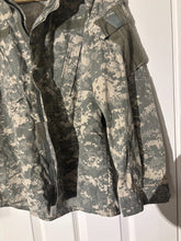 Lade das Bild in den Galerie-Viewer, Surplus US Army ACU Combat Uniform Jacket -Size Medium-Short - The Militaria Shop