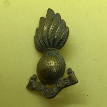 Load image into Gallery viewer, Original WW1/WW2 British Army Royal Artillery Cap Badge - The Militaria Shop