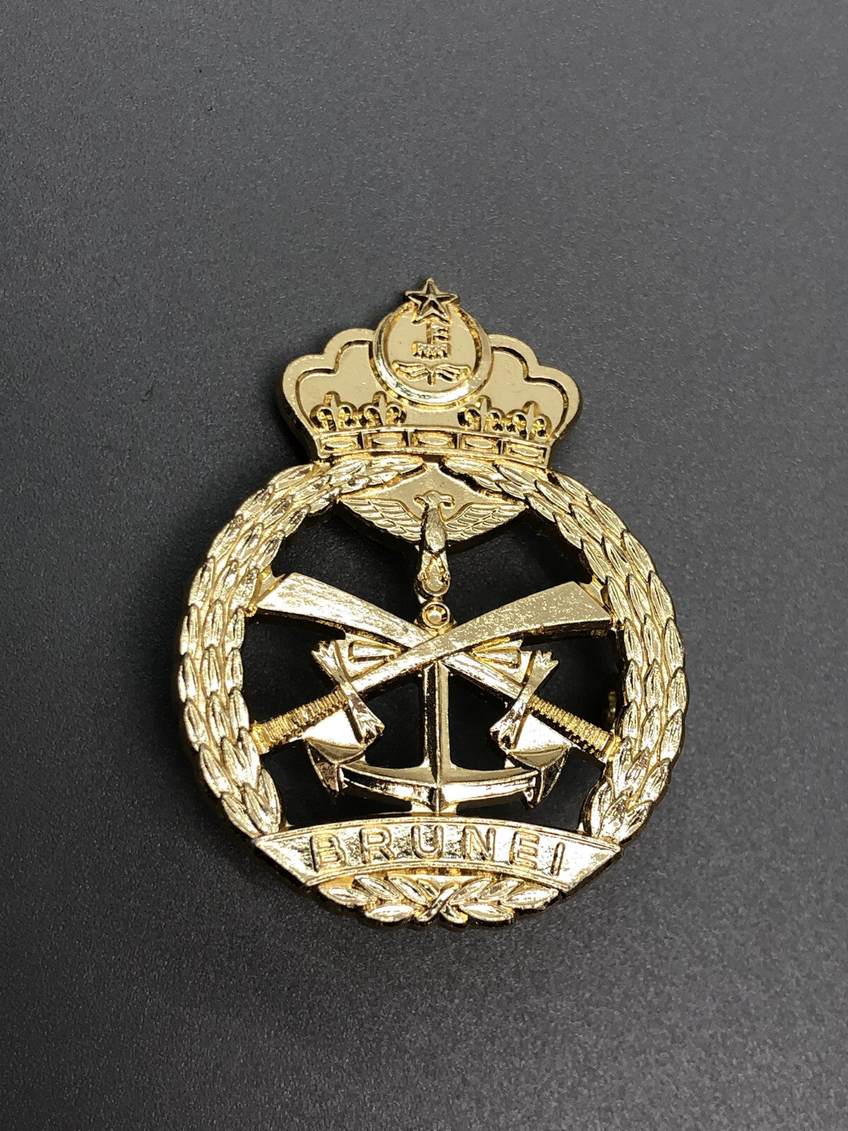 Vintage Royal Brunei Armed Forces Cap Badge - The Militaria Shop