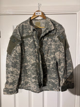 Lade das Bild in den Galerie-Viewer, Surplus US Army ACU Combat Uniform Jacket -Size Medium-Short - The Militaria Shop