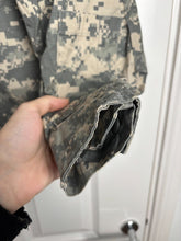 Charger l'image dans la galerie, Surplus US Army ACU Combat Uniform Jacket-Small Short - The Militaria Shop