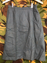 Lade das Bild in den Galerie-Viewer, British Army Women's Skirt Lovat Green - Size 24" Waist - The Militaria Shop