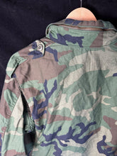 Lade das Bild in den Galerie-Viewer, Genuine US M65 Woodland Camouflage Field Jacket - Small Regular - The Militaria Shop