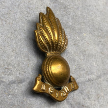 Lade das Bild in den Galerie-Viewer, Original WW1 British Army Royal Artillery Collar Badge - The Militaria Shop