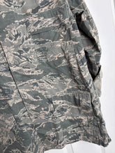 Charger l'image dans la galerie, Surplus US Air Force UCP Uniform Jacket 42 Long - The Militaria Shop
