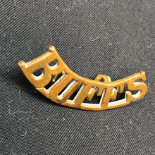 Lade das Bild in den Galerie-Viewer, Original WW1 British Army Brass Shoulder Title - Buffs East Kent Regiment - The Militaria Shop