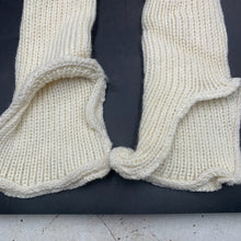 Lade das Bild in den Galerie-Viewer, British Army Issue Thick Cold Weather White Wool Wristlets Sleeves - The Militaria Shop