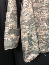 Lade das Bild in den Galerie-Viewer, US Air Force ABU Camo Orc Industries Parka Improved Rain Jacket - Medium - The Militaria Shop