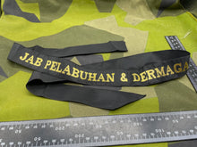 Lade das Bild in den Galerie-Viewer, Genuine British Royal Navy - Jab Pelabuhan & Dermaga Cap Tally - Full Length - The Militaria Shop