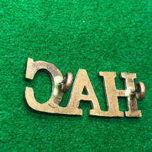 Lade das Bild in den Galerie-Viewer, Original WW2 British Army Brass Shoulder Title - Honourable Artillery Company - The Militaria Shop