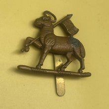 Charger l'image dans la galerie, Original WW1/WW2 British Army Queen's Royal Regiment (West Surrey) Cap Badge - The Militaria Shop