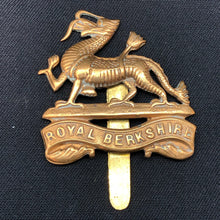 Load image into Gallery viewer, Original WW1 / WW2 Royal Berkshire Regiment Cap Badge - The Militaria Shop