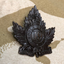 Load image into Gallery viewer, Original Canadian Army WW1 19th Lincoln Regiment Bronze Cap Badge - The Militaria Shop