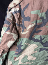 Lade das Bild in den Galerie-Viewer, Genuine US M65 Woodland Camouflage Field Jacket - Small Short - The Militaria Shop