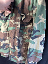 Lade das Bild in den Galerie-Viewer, Genuine US M65 Woodland Camouflage Field Jacket - Medium Long - The Militaria Shop