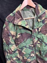 Lade das Bild in den Galerie-Viewer, Surplus British Army DPM Pattern Camouflaged Smock Windproof Cadet-160/84 - The Militaria Shop