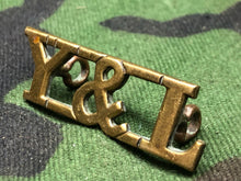 Load image into Gallery viewer, Original WW2 British Army Brass Shoulder Title - Y&L York and Lancaster Regiment - The Militaria Shop