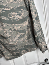 Charger l'image dans la galerie, Surplus US Air Force UCP Uniform Jacket 36R - The Militaria Shop