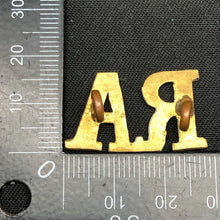 Load image into Gallery viewer, Original WW1/WW2 British Army RA Royal Artillery Shoulder Title - The Militaria Shop