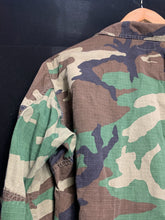 Load image into Gallery viewer, US Army Jacket Mens Woodland Camo Combat Military USA BDU Coat - 37" Chest - The Militaria Shop